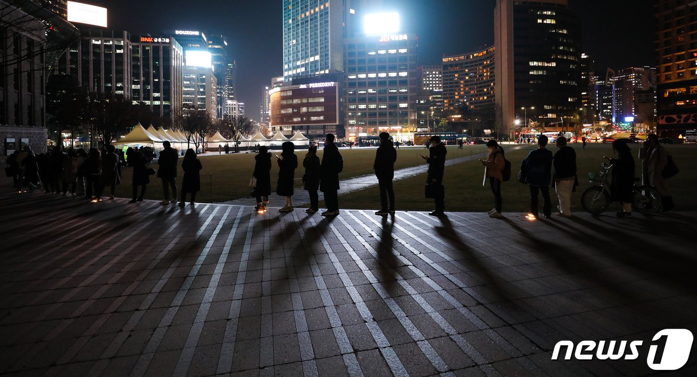 코로나19 신규 확진자 수가 처음으로 7000명을 넘은 8일 오후 서울광장에 마련된 중구 임시선별검사소에서 시민들이 검사를 받기위해 줄 서 있다. 2021.12.8/뉴스1 ⓒ News1 안은나 기자