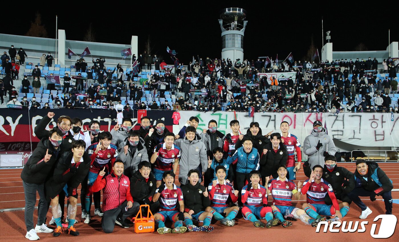 본문 이미지 - 8일 대전 한밭종합운동장에서 열린 ‘하나원큐 K리그 승강 플레이오프’ 1차전 대전하나시티즌과 강원FC 경기에서 1대 0으로 승리한 대전 선수들이 팬들에게 인사한 뒤 기념촬영하고 있다. 2021.12.8/뉴스1 ⓒ News1 김기태 기자