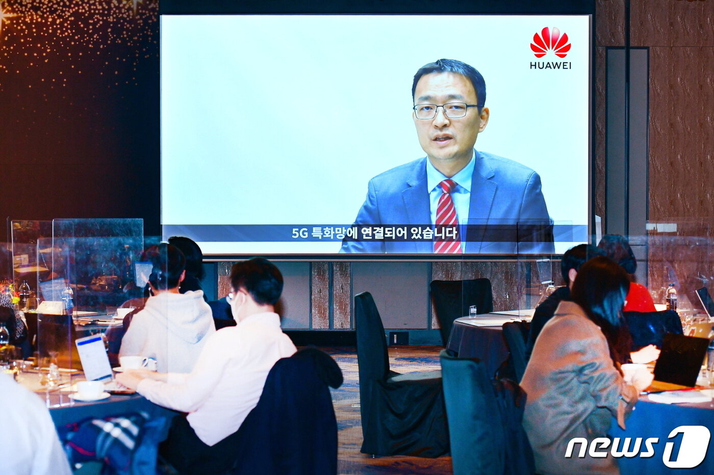 본문 이미지 - 화훼이가 8일 서울 종로구 포시즌스 호텔에서 '지속가능한 동반성장'을 주제로 행사를 열었다. 사진은 칼 송(Karl Song) 화웨이 글로벌 대외협력 및 커뮤니케이션 사장이 발표하는 모습. ⓒ 뉴스1
