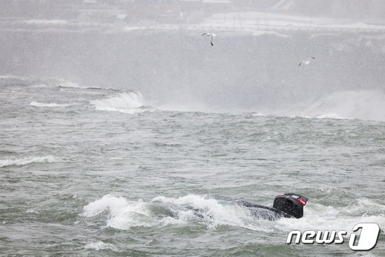 8일(현지시간) 미국 나이아가라 폭포에 빠진 승용차가 빠른 속도로 물에 잠기고 있다. © 로이터=뉴스1 © News1 우동명 기자