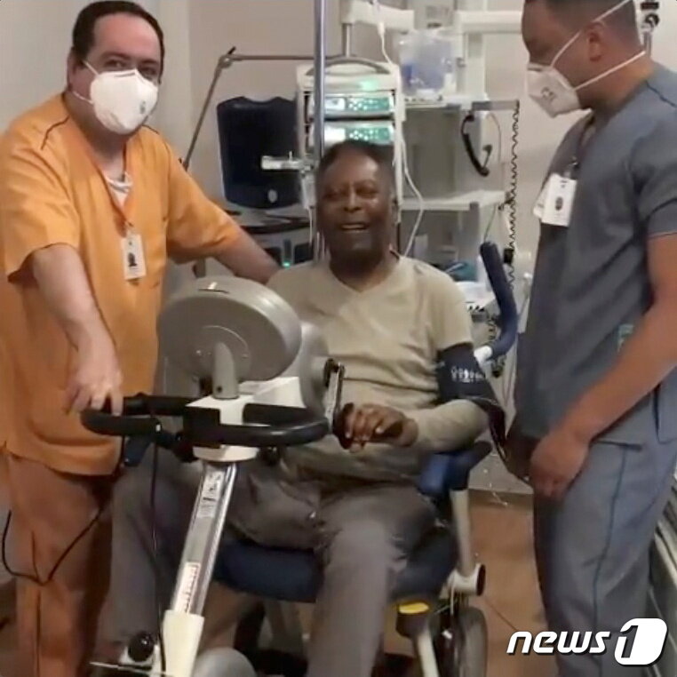 본문 이미지 - 펠레가 지난 9월 21일(현지시간) 브라질의 알베르트 아인슈타인 상파울루 병원에서 치료를 받고 있다. ⓒ 로이터=뉴스1 ⓒ News1 김지현 기자