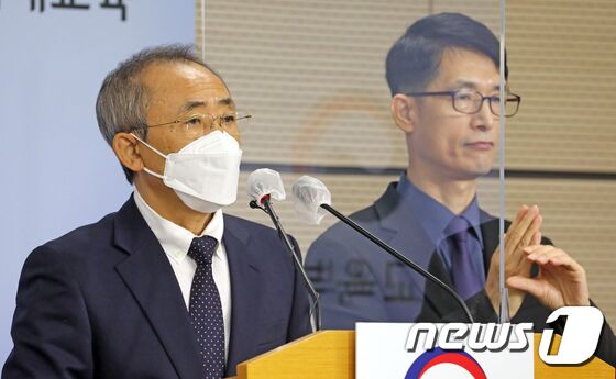 강태중 한국교육과정평가원장이 9일 정부세종청사 교육부 브리핑실에서 2022학년도 대학수학능력시험 채점 결과 브리핑을 하고 있다. 평가원은 10일 수험생에게 수능성적통지표를 교부하며 온라인을 통해서도 성적증명서를 발급받을 수 있다고 밝혔다. 2021.12.9/뉴스1 © News1 장수영 기자