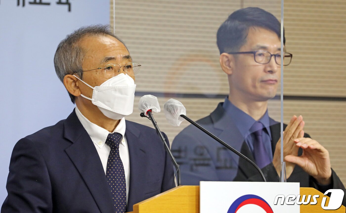 본문 이미지 - 강태중 한국교육과정평가원장이 9일 정부세종청사 교육부 브리핑실에서 2022학년도 대학수학능력시험 채점 결과 브리핑을 하고 있다. 평가원은 10일 수험생에게 수능성적통지표를 교부하며 온라인을 통해서도 성적증명서를 발급받을 수 있다고 밝혔다. 2021.12.9/뉴스1 ⓒ News1 장수영 기자