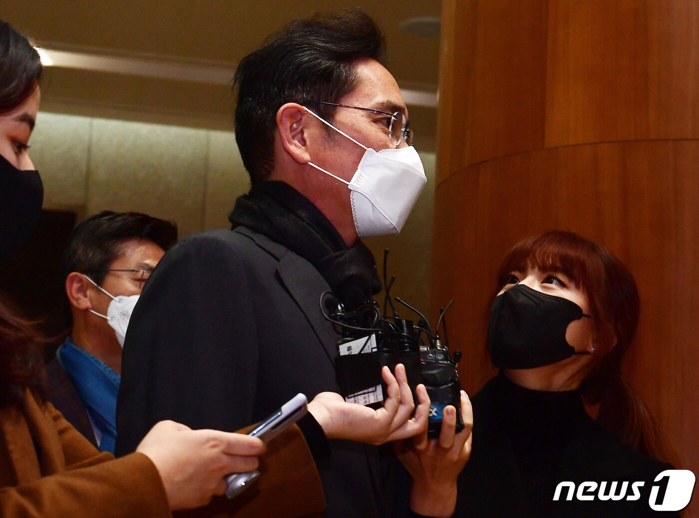 본문 이미지 - 중동 출장 마친 이재용 삼성전자 부회장이 지ㅏㄴㄴ 9일 오후 서울 강서구 서울김포비즈니스항공센터를 통해 귀국하고 있다. 이 부회장은 이날 기자들과 만나 "UAE 아부다비에서 조그만 회의가 있었고, 전 세계에서 각계 방면에서 전문가들이 오셨다＂며 ＂여기에서 세계 상황이 어떻게 돌아가고 있는지, 각 나라나 산업에서 미래를 어떻게 준비하고 있는지 들어볼 수 있어서 좋은 기회였다＂고 말했다. 2021.12.9/뉴스1 ⓒ News1 신웅수 기자
