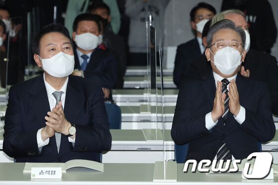 이재명 더불어민주당 대선 후보와 윤석열 국민의힘 대선 후보가 9일 서울 마포구 연세대 김대중도서관에서 열린 '김대중 대통령 노벨평화상 수상 21주년 기념식 및 학술회의'에 참석해 박수치고 있다. 2021.12.9/뉴스1 © News1 국회사진취재단