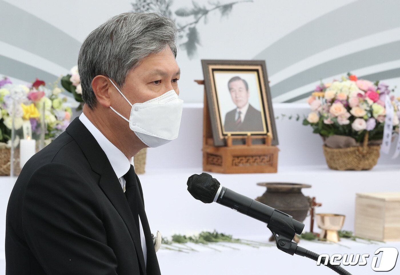 본문 이미지 - 9일 오후 경기 파주시 통일동산 내 동화경모공원에서 열린 고(故) 노태우 전 대통령 국가장 안장식에서 아들 노재헌 변호사가 추모사를 하고 있다. 2021.12.9/뉴스1 ⓒ News1 임세영 기자