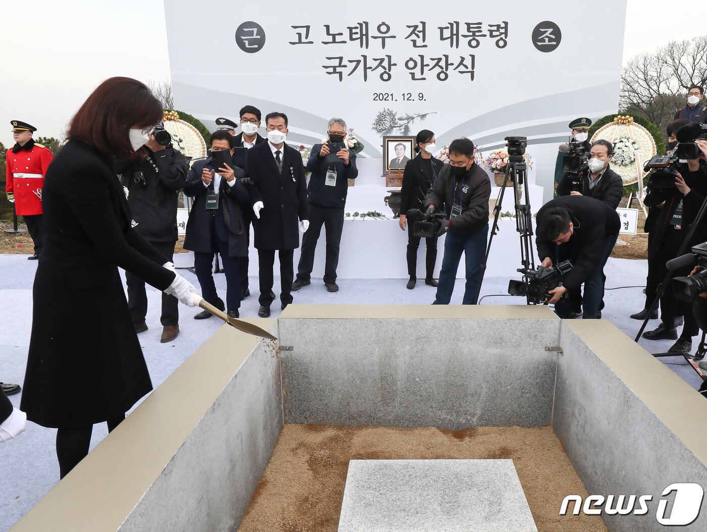 본문 이미지 - 지난 2021년 12월 9일 오후 경기도 파주시 동화경모공원 전망대 옆 묘역에서 열린 고(故) 노태우 전 대통령의 국가장 안장식에서 고인의 딸 노소영 아트센터나비 관장이 취토를 하고 있다. 2021.12.9 ⓒ 뉴스1 임세영 기자