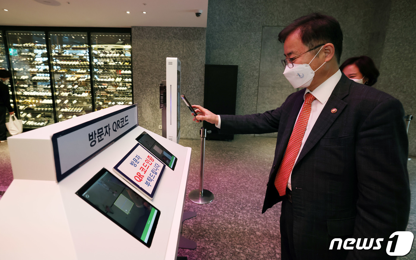 (서울=뉴스1) = 오영우 문화체육관광부 제2차관이 9일 서울 광진구 워커힐 호텔앤리조트를 방문, 사적모임 인원 축소 등 코로나19 방역 강화와 관련해 현장 방역상황을 점검하고 있 …