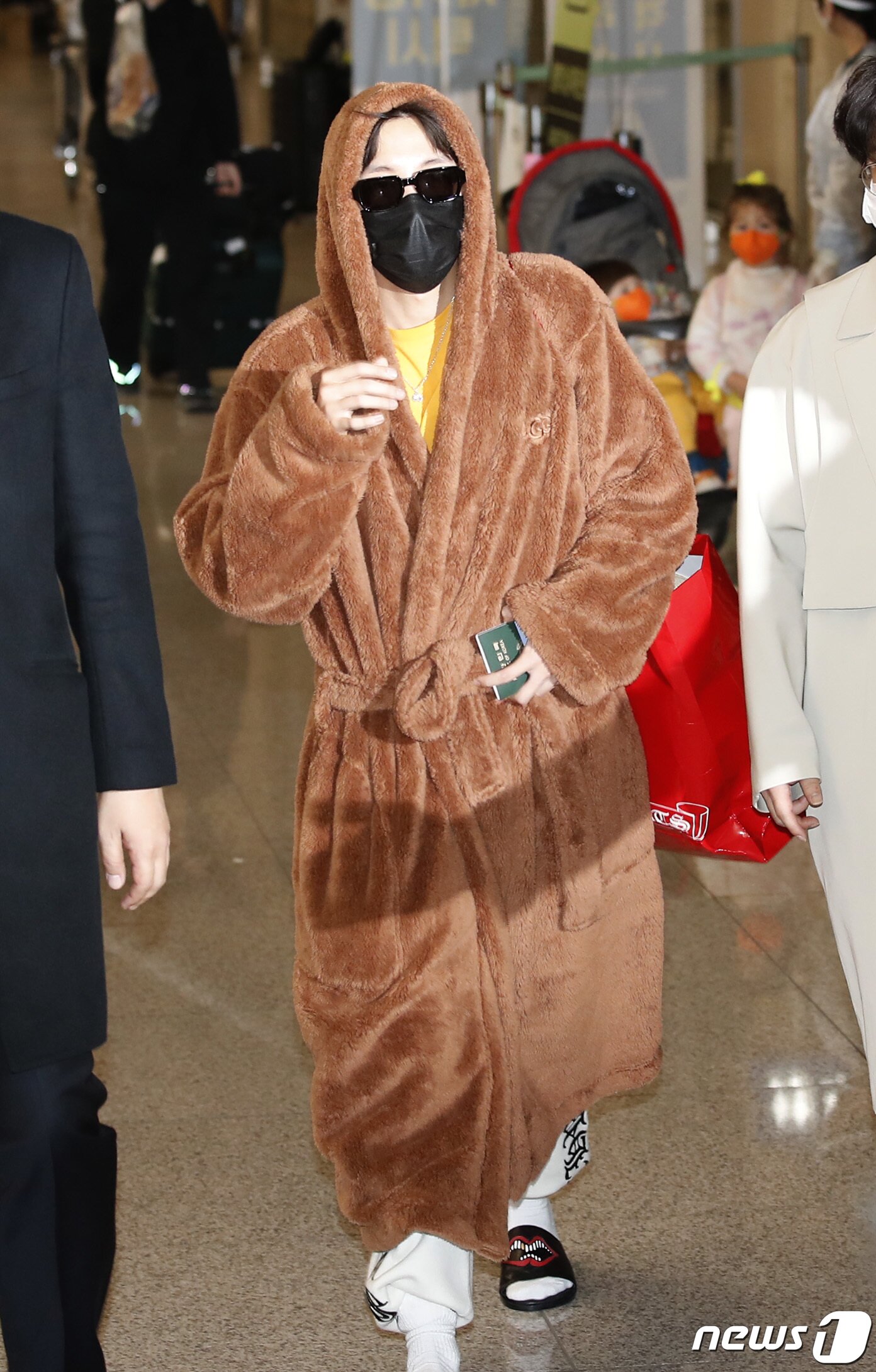 본문 이미지 - BTS 제이홉이 9일 LA 콘서트와 방송 일정을 마치고 인천국제공항을 통해 입국하고 있다. ⓒ News1 권현진 기자