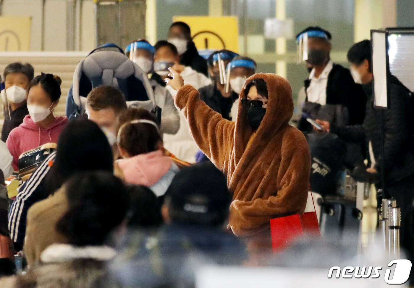 본문 이미지 - 방탄소년단(BTS) 제이홉이 9일 LA 콘서트와 방송 일정을 마치고 인천국제공항을 통해 입국하며 환호하는 팬들에게 손인사를 하고 있다.  ⓒ News1 권현진 기자