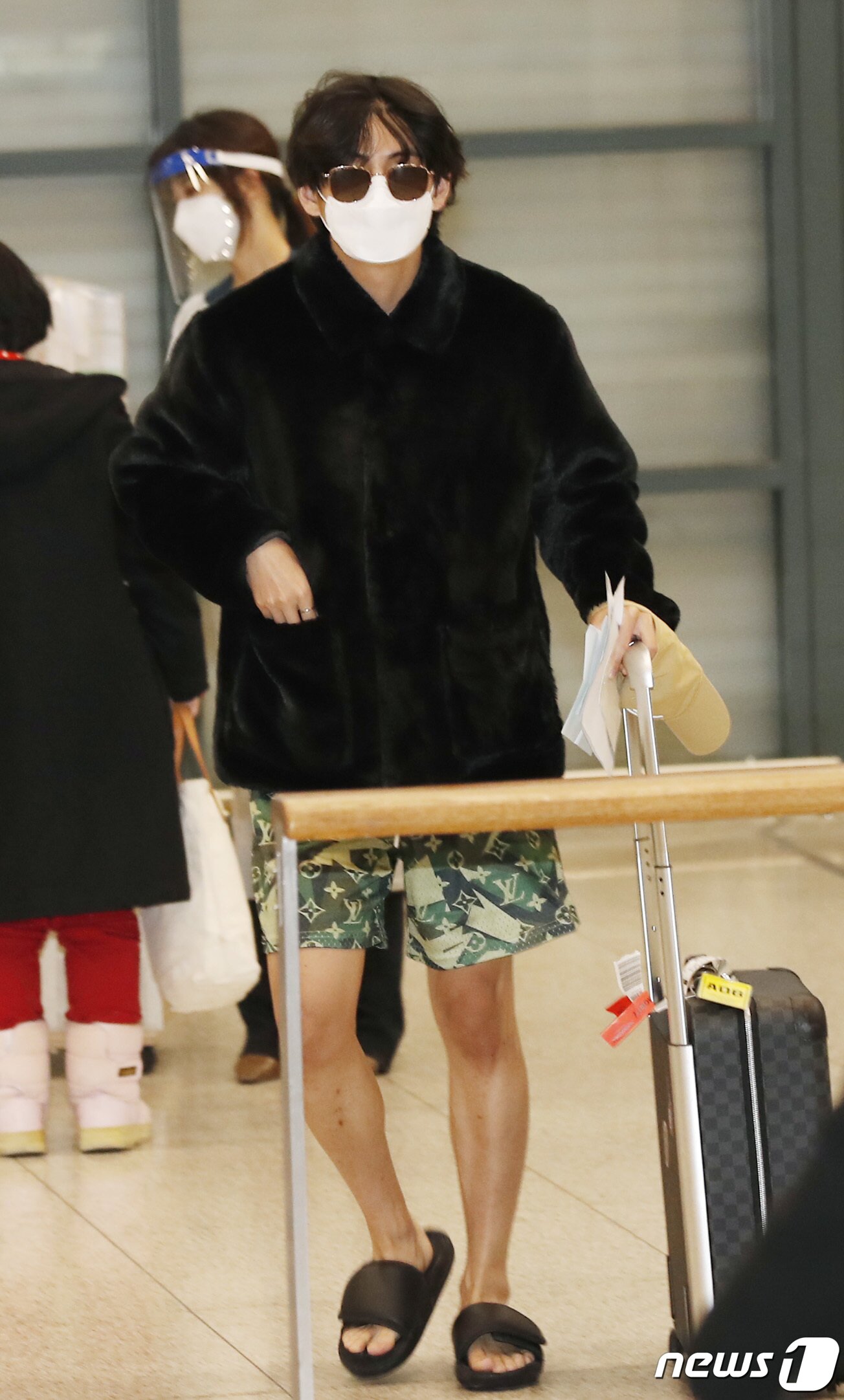 본문 이미지 - 방탄소년단(BTS) 뷔가 9일 인천국제공항을 통해 호놀롤루에서 입국하고 있다.  ⓒ News1 권현진 기자