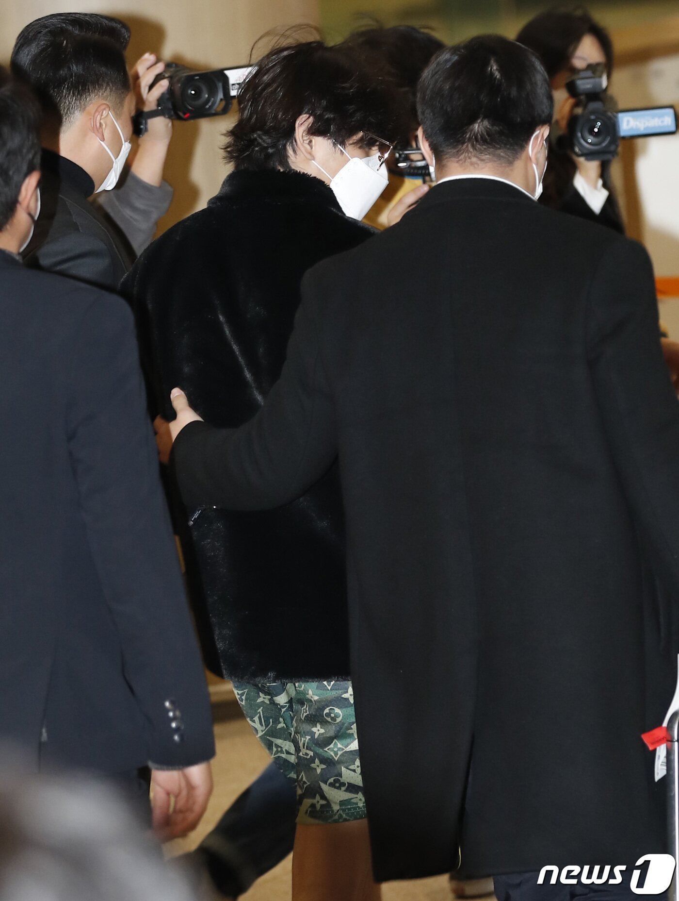 본문 이미지 - 방탄소년단(BTS) 뷔가 9일 LA 콘서트와 방송 일정을 마치고 인천국제공항을 통해 하와이에서 입국하고 있다. ⓒ News1 권현진 기자