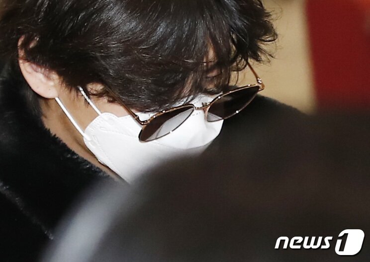 본문 이미지 - 방탄소년단(BTS) 뷔가 9일 LA 콘서트와 방송 일정을 마치고 인천국제공항을 통해 입국해 차량으로 이동하고 있다. ⓒ News1 권현진 기자