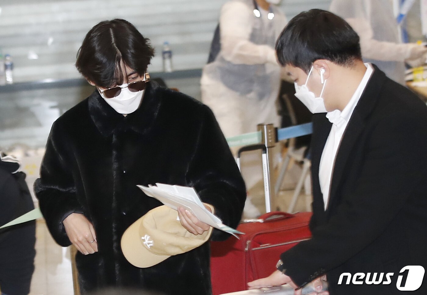 본문 이미지 - 방탄소년단 뷔가 9일 인천국제공항을 통해 하와이에서 입국하고 있다. ⓒ News1 권현진 기자