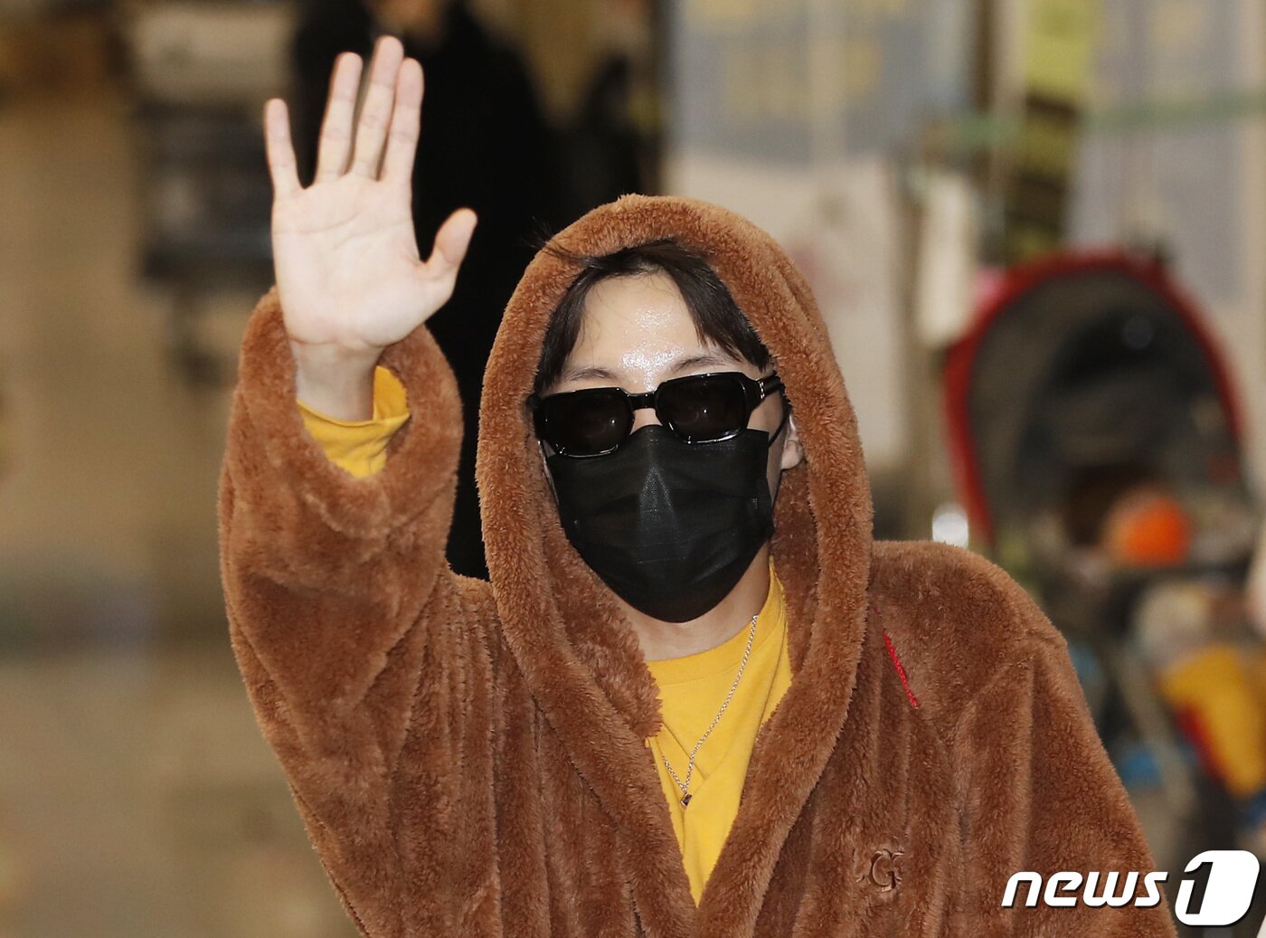 본문 이미지 - 방탄소년단(BTS) 제이홉이 9일 LA 콘서트와 방송 일정을 마치고 인천국제공항을 통해 입국하며 손인사를 하고 있다.  ⓒ News1 권현진 기자