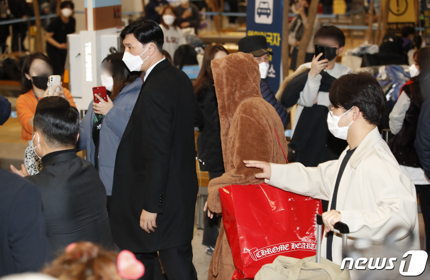 (인천공항=뉴스1) 권현진 기자 = 방탄소년단(BTS) 제이홉이 9일 LA 콘서트와 방송 일정을 마치고 인천국제공항을 통해 입국하고 있다. 2021.12.9/뉴스1