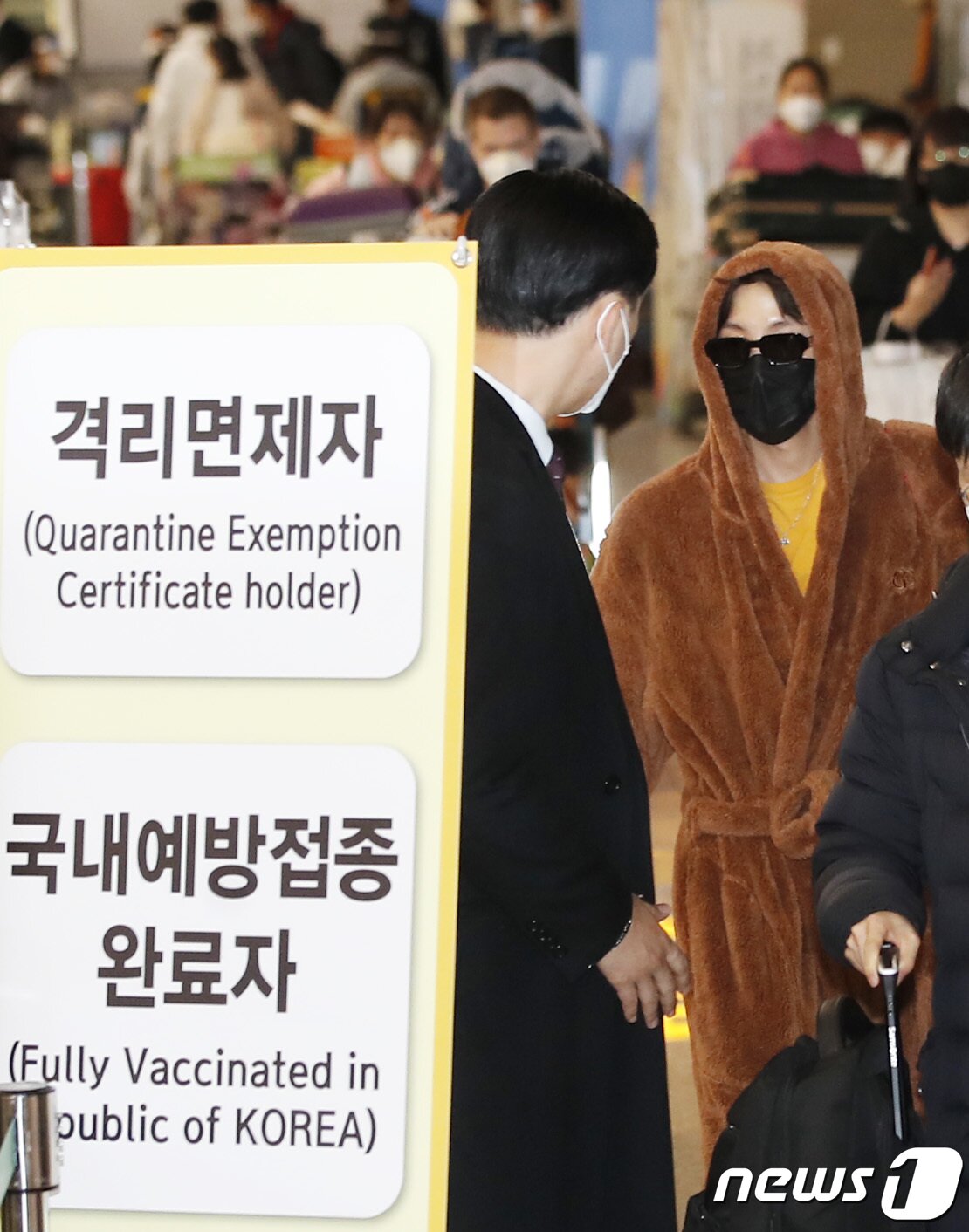 본문 이미지 - 방탄소년단(BTS) 제이홉(오른쪽)이 9일 LA 콘서트와 방송 일정을 마치고 인천국제공항을 통해 입국하고 있다. ⓒ News1 권현진 기자