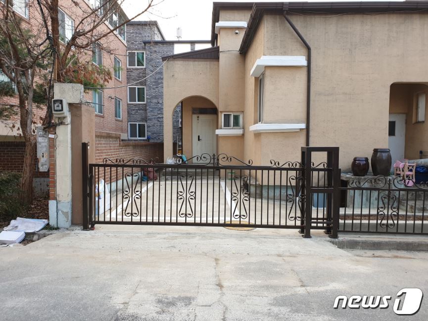 본문 이미지 - 내  집 주차장 갖기 사업을 완료한 청주의 한 주택 모습.(청주시 제공)ⓒ 뉴스1
