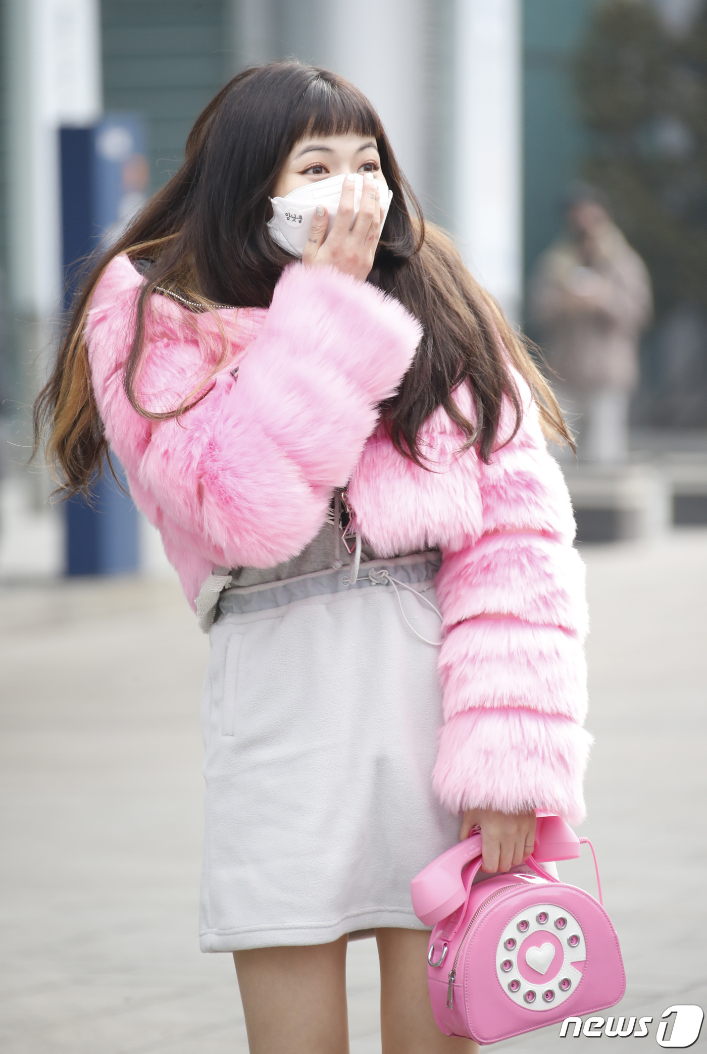 (서울=뉴스1) 권현진 기자 = 가수 현아가 1일 오후 서울 목동 SBS에서 열리는 SBS 파워FM '최화정의 파워타임' 방송을 위해 들어서고 있다. 2021.2.1/뉴스1