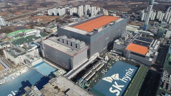 AI 거품론에 반도체주 '휘청'…SK하이닉스, 2.8% 하락 [핫종목]