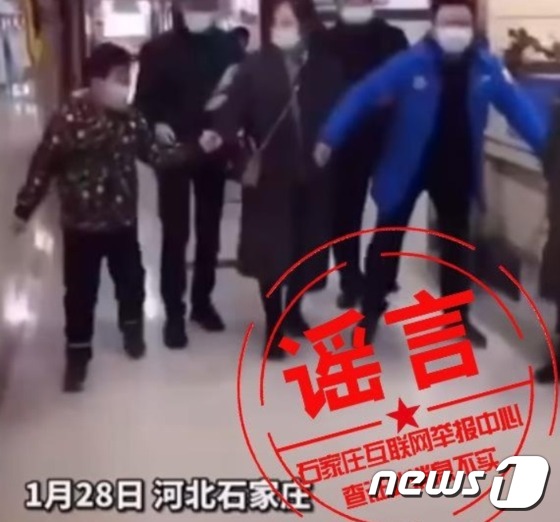 코로나 항문 검사 후 ‘뒤돌아’… 중국 영상 논란 “조작이다”