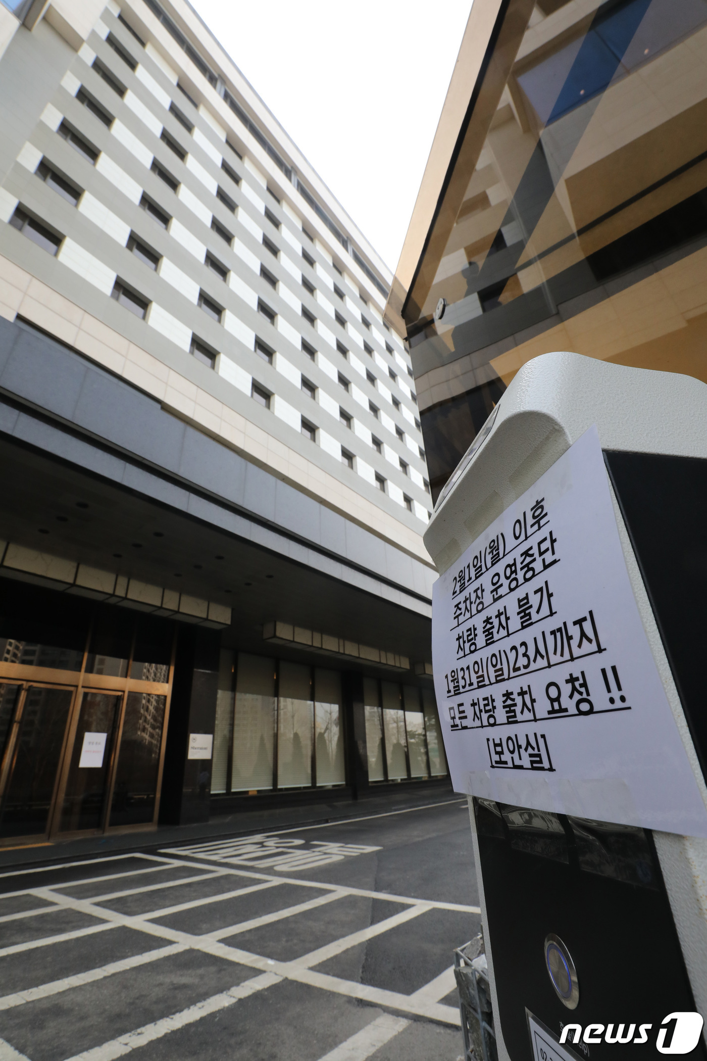 (서울=뉴스1) 임세영 기자 = 신종 코로나바이러스 감염증(코로나19) 장기화로 호텔 등 숙박업 경영난이 지속된 가운데 1일 영업을 종료한 서울 서초구 쉐라톤 서울 팔래스 강남호텔 …