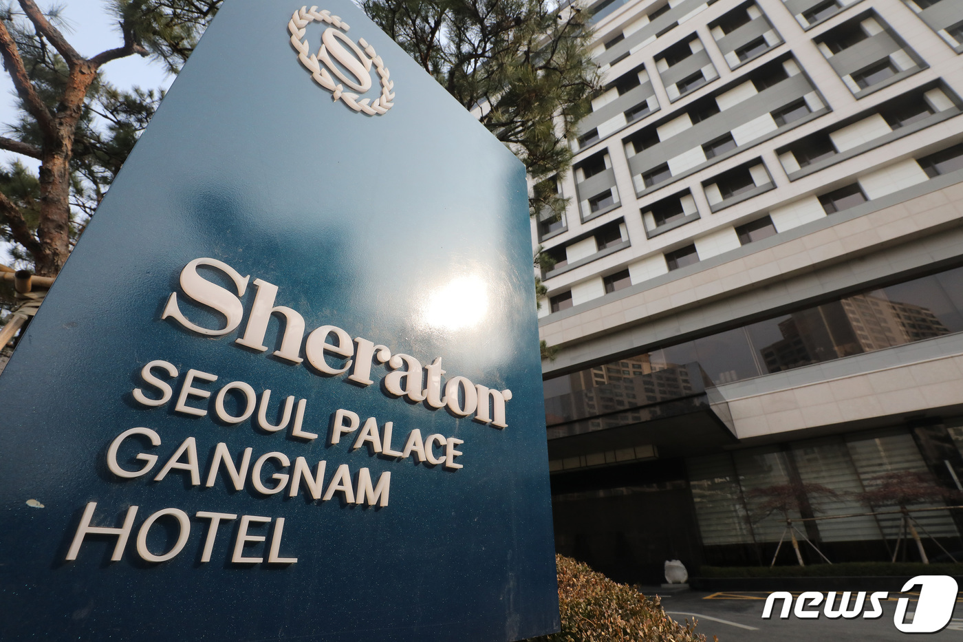 (서울=뉴스1) 임세영 기자 = 신종 코로나바이러스 감염증(코로나19) 장기화로 호텔 등 숙박업 경영난이 지속된 가운데 1일 영업을 종료한 서울 서초구 쉐라톤 서울 팔래스 강남호텔 …