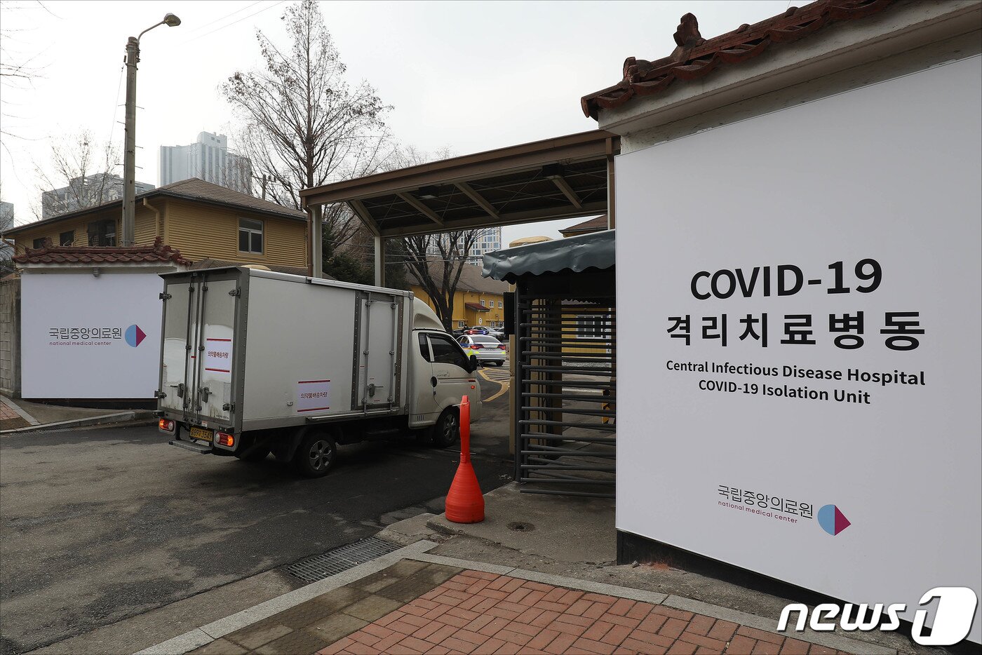 본문 이미지 - 1일 서울 중구 국립중앙의료원 코로나19 백신 중앙접종센터에서 백신 수송 사전 예행 연습이 진행되고 있다. 2021.2.1/뉴스1 ⓒ News1 이성철 기자