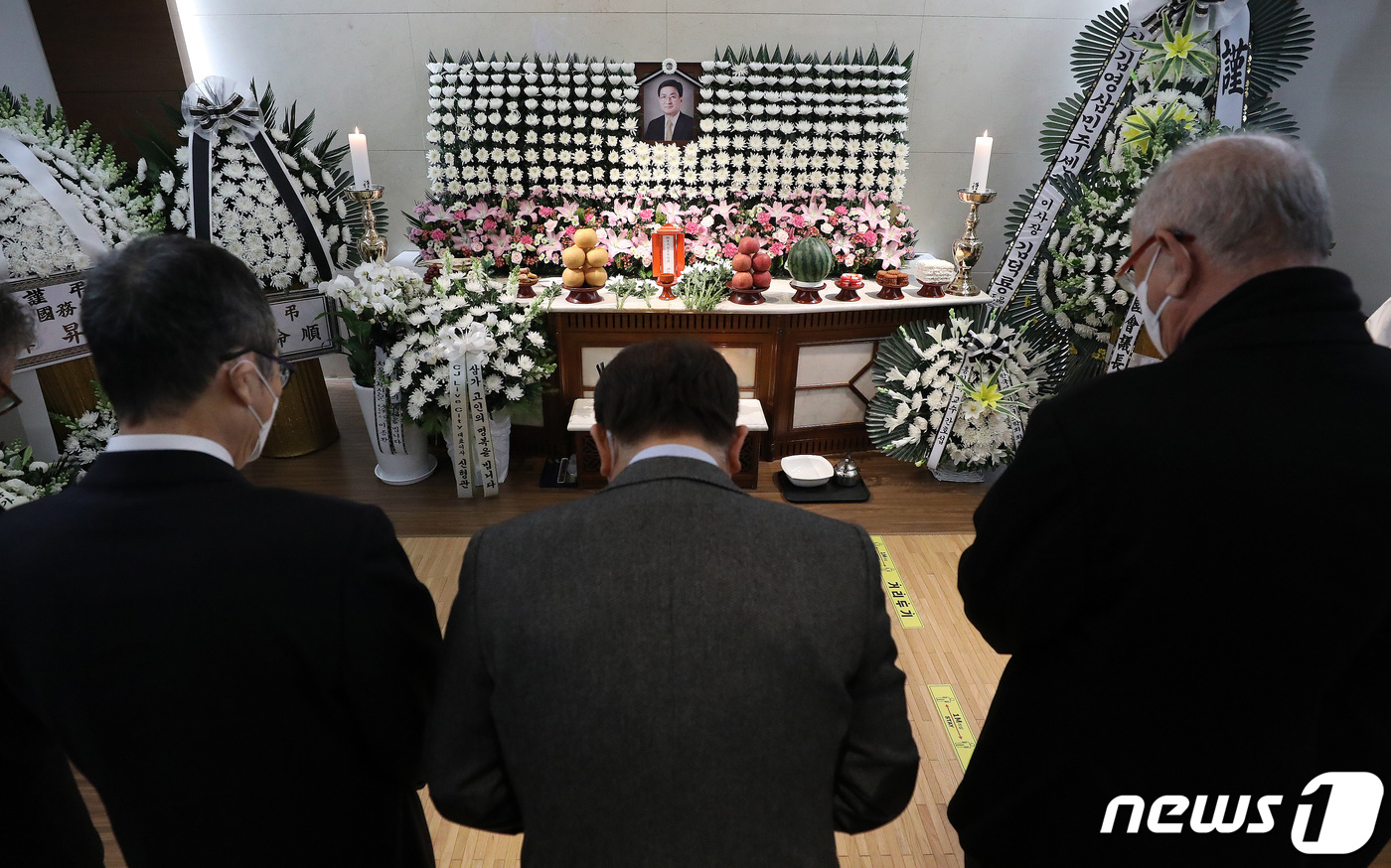 (서울=뉴스1) 박세연 기자 = 1일 故 이원종 전 청와대 정무수석(향년82세)의 빈소가 마련된 서울 서대문구 신촌세브란스병원 장례식장을 찾은 조문객들이 조문을 하고 있다.이원종 …