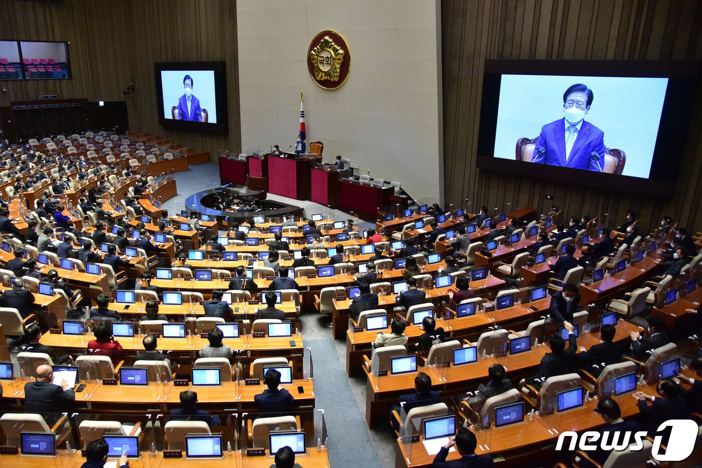 본문 이미지 - 박병석 국회의장이 지난해 2월1일 오후 서울 여의도 국회에서 열린 제384회국회(임시회) 개회식에서 개회사를 하고 있다. 2021.2.1/뉴스1 ⓒ News1 신웅수 기자