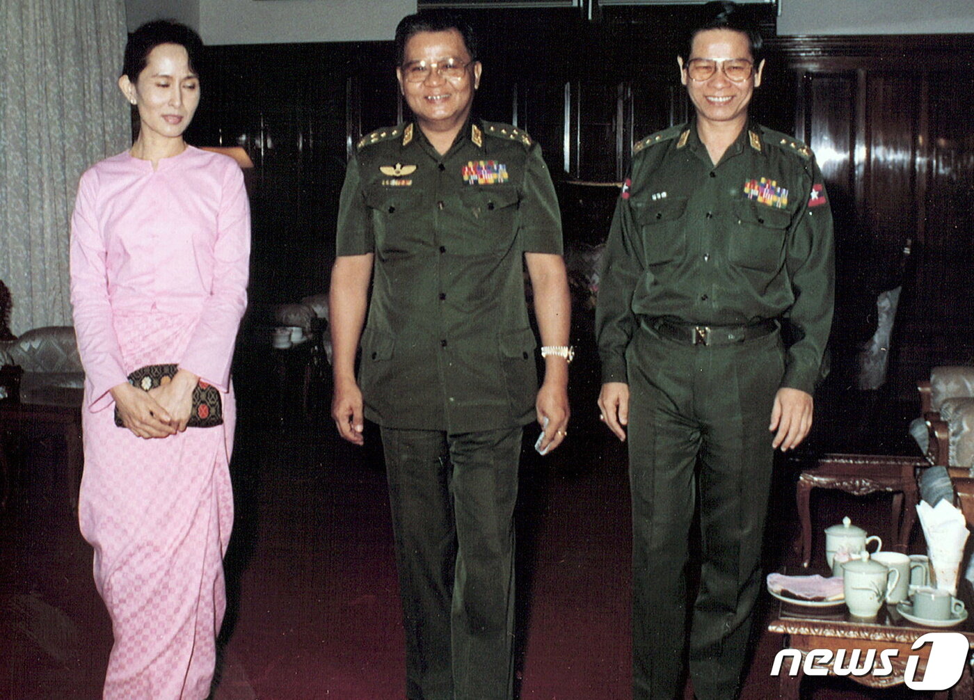 본문 이미지 - 1994년 당시 군부정권 인사들과 함께 사진을 촬영한 아웅산 수치 고문. ⓒ 로이터=뉴스1