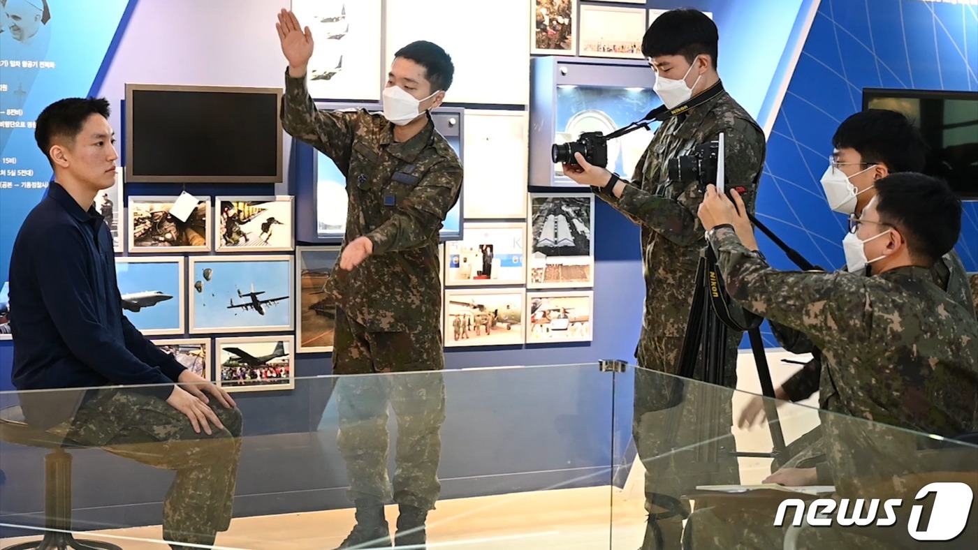 (서울=뉴스1) = 공군은 군수사령부·제10전투비행단·제15특수임무비행단이 설 명절을 맞아 장기간 휴가와 외출·외박이 제한된 병사들이 부모님께 영상으로 새해 인사 및 안부를 전하는 …