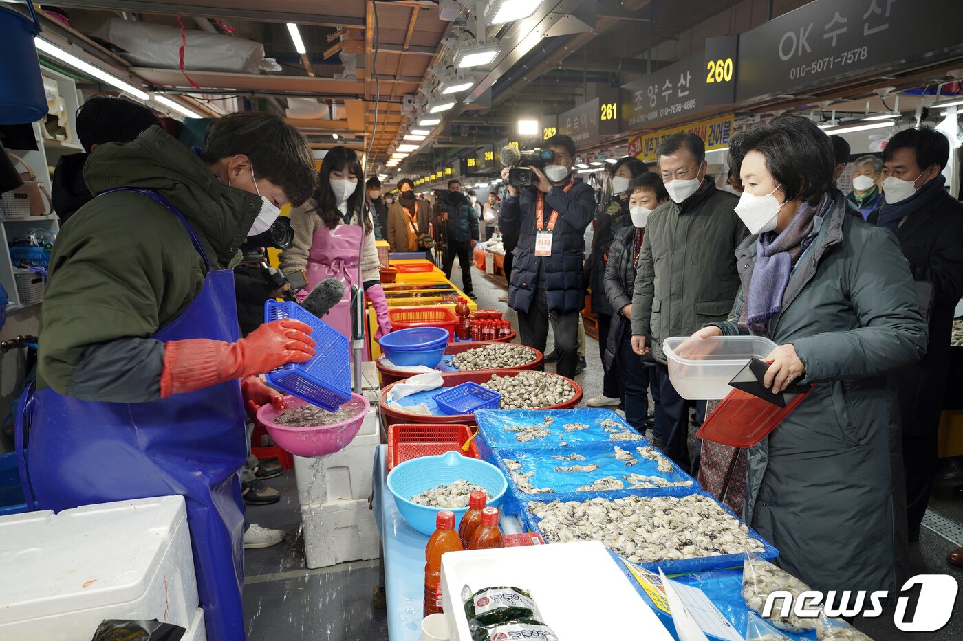 본문 이미지 - 김정숙 여사가 문재인 대통령과 지난 10일 오전 인천시 남동구 소래포구 전통어시장에 방문해 모어댄 지갑을 들고 시장을 둘러보는 모습. 2021.2.10/뉴스1 ⓒ News1 이광호 기자