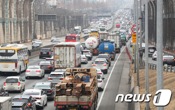 Expressway congestion on the first day of the Lunar New Year holiday…  Estimated peak around 12:00 noon