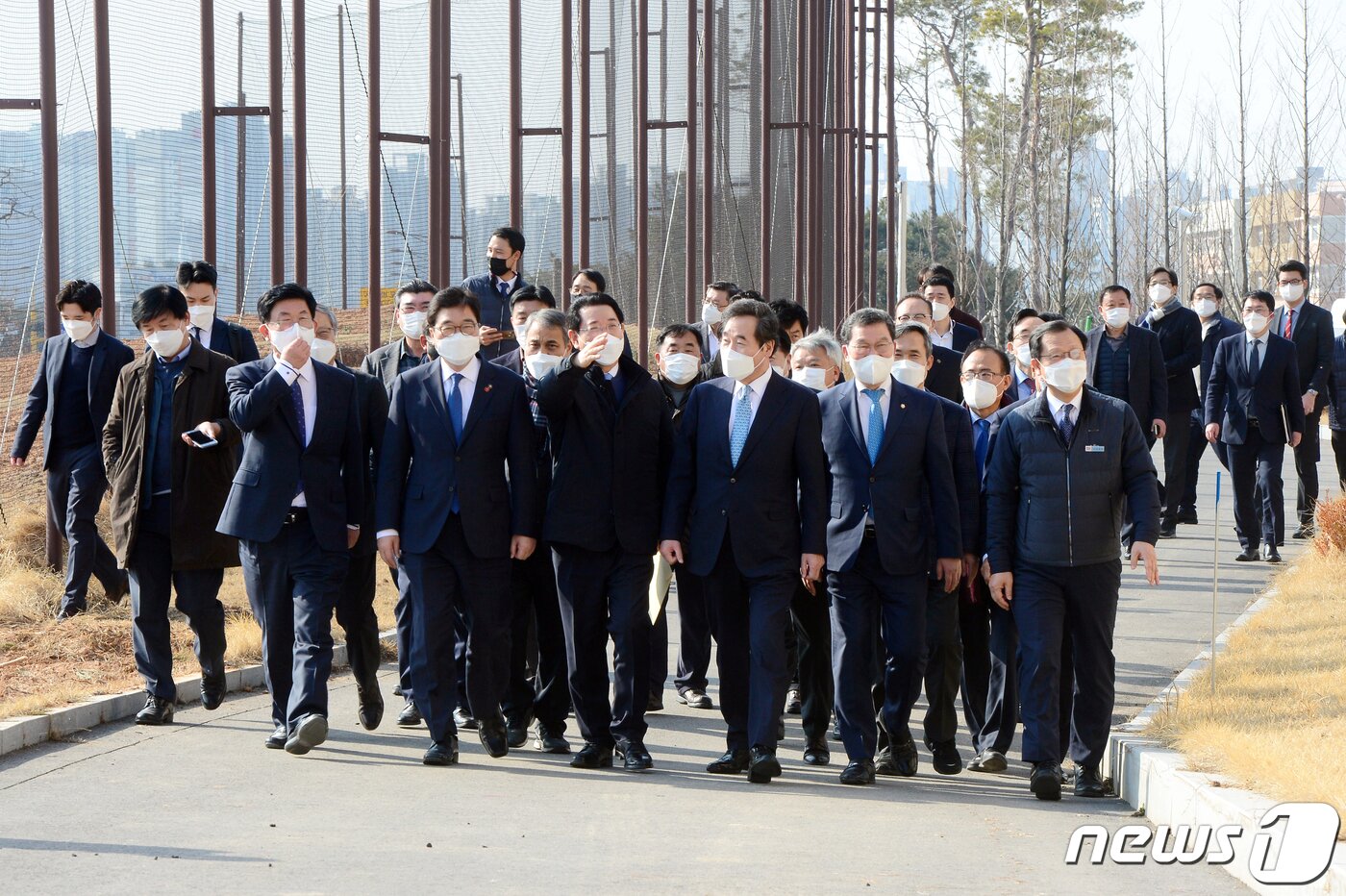 본문 이미지 - 이낙연 더불어민주당 대표가 설 연휴를 하루 앞둔 10일 오후 전남 나주시에 위치한 한전공대 부지에서 현장시찰을 위해 이동하고 있다.2021.2.10/뉴스1 ⓒ News1 정다움 기자