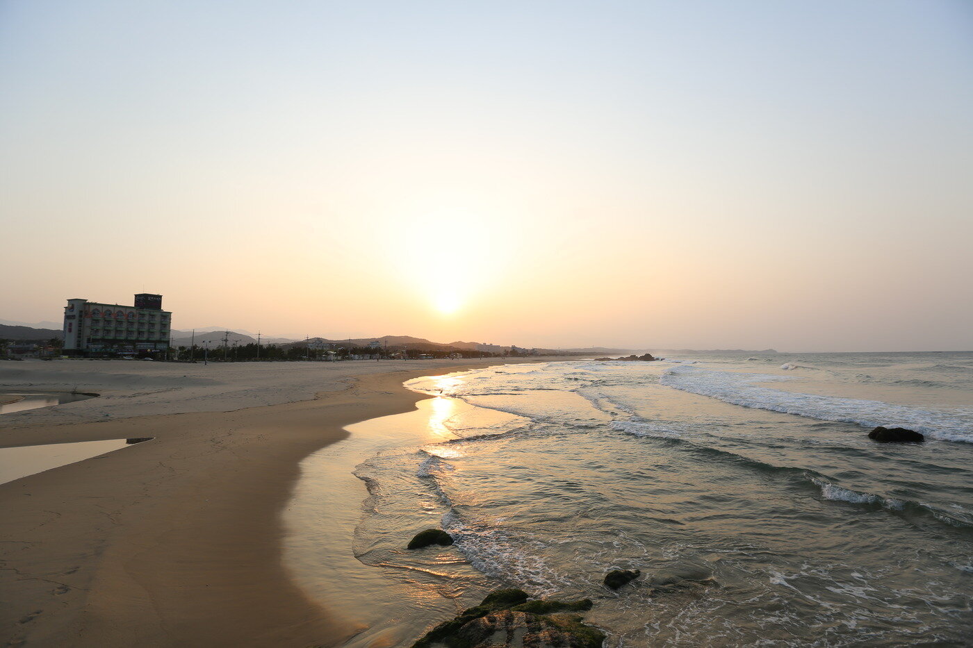 본문 이미지 - 파도가 잔잔한 하조대 해변. 한국관광공사 제공