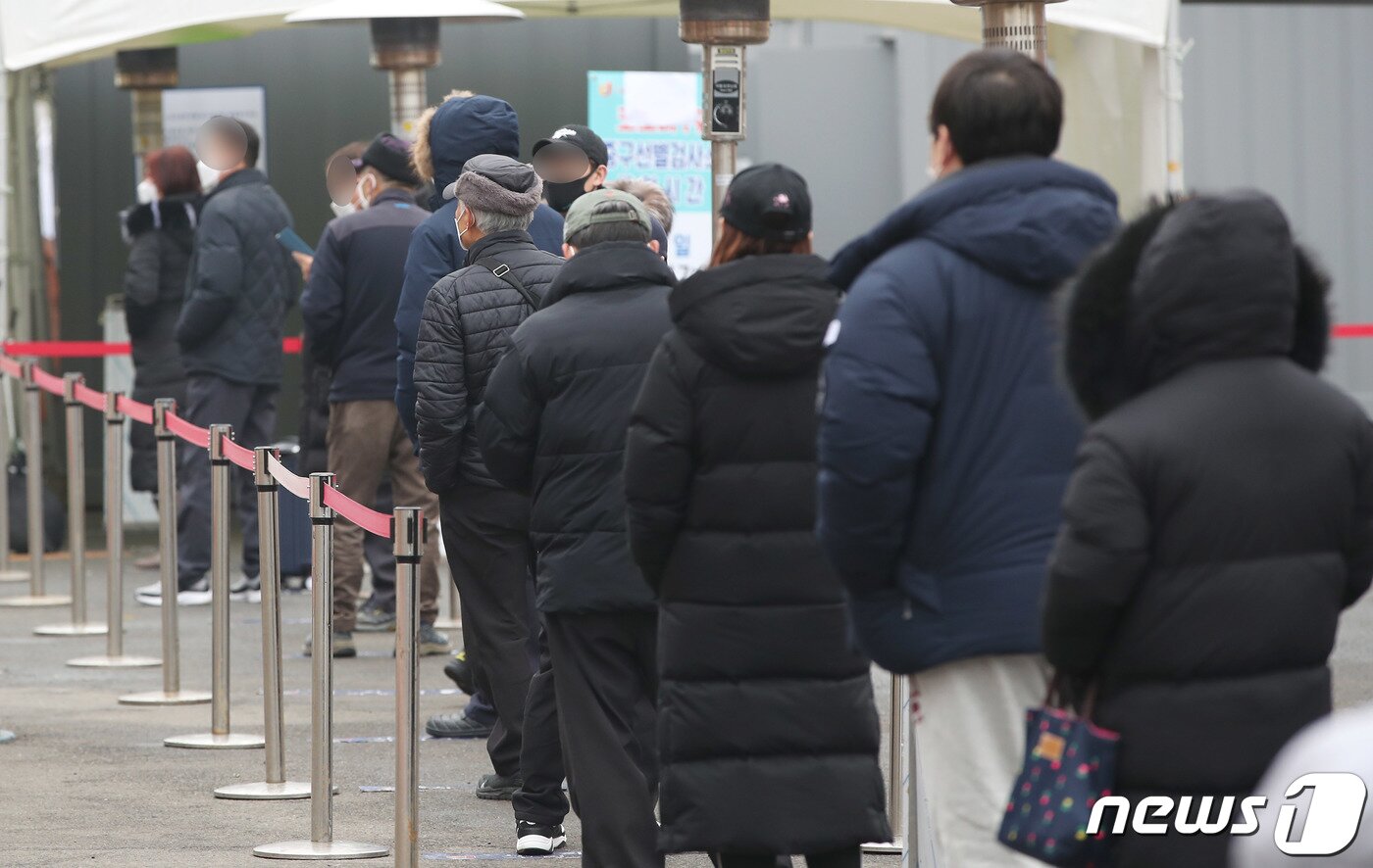 본문 이미지 - 11일 서울역 광장에 마련된 코로나19 중구 임시선별검사소에 검사를 받으려는 시민들이 대기하고 있다. 2021.2.11/뉴스1 ⓒ News1 박정호 기자