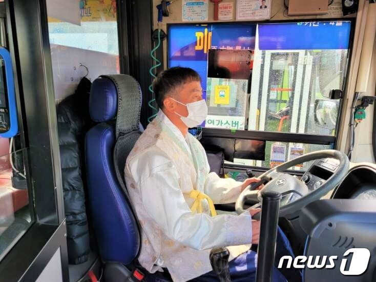 본문 이미지 - 전주시가 설 연휴기간 시내버스와 마을버스 기사들이 생활한복을 착용하고 운전하는 ‘한복데이’를 실시한다.(전주시 제공)ⓒ 뉴스1