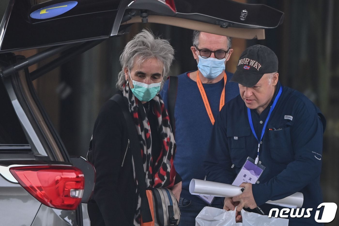 본문 이미지 - 피터 벤 엠바렉과 마리온 쿠프만스, 피터 다스작 등 WHO 코로나19 기원 조사팀이 10일 (현지시간) 후베이성 우한의 호텔을 나서고 있다 ⓒ AFP=뉴스1 ⓒ News1 우동명 기자