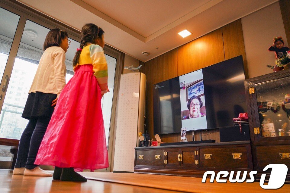 본문 이미지 - SK텔레콤이 설 명절 연휴인 11일부터 오는 14일까지 영상통화 서비스를 무료로 제공한다. 사진은 할머니에게 무료 영상통화로 세배를 하는 어린이 모습.(SK텔레콤 제공) 2021.2.11/뉴스1 ⓒ News1 민경석 기자
