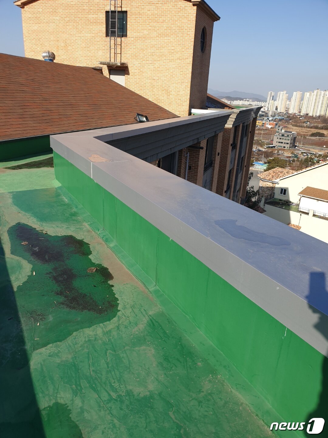 본문 이미지 - 11일 충북 충주의 한 공동주택 입주자대표회의와 입주자 간 공사업체 선정을 놓고 논란이 일고 있다. 사진은 공동주택 공사 현장.(독자 제공)2021.2.11/ⓒ 뉴스1