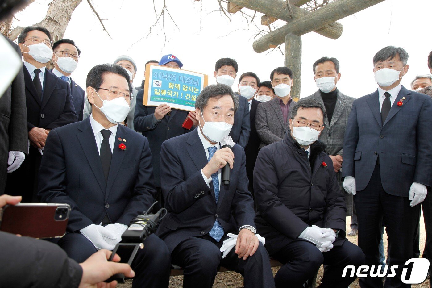 본문 이미지 - 이낙연 더불어민주당 대표가 11일 전남 순천시 연향동 팔마운동장 옆 여순항쟁탑 참배 후 여순사건 유족 대표들에게 '여순사건 특별법' 통과에 대한 의지를 밝히고 있다. 2021.2.11 /뉴스1 ⓒ News1 지정운 기자