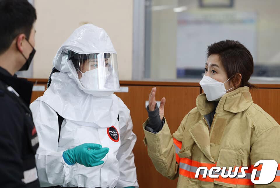 본문 이미지 - 서울시장 보궐선거에 출사표를 던진 나경원 전 의원이 11일 오전 서울 은평소방서를 방문, 소방대원들과 대화를 나누고 있다. (나경원 캠프 제공) 2021.2.11/뉴스1