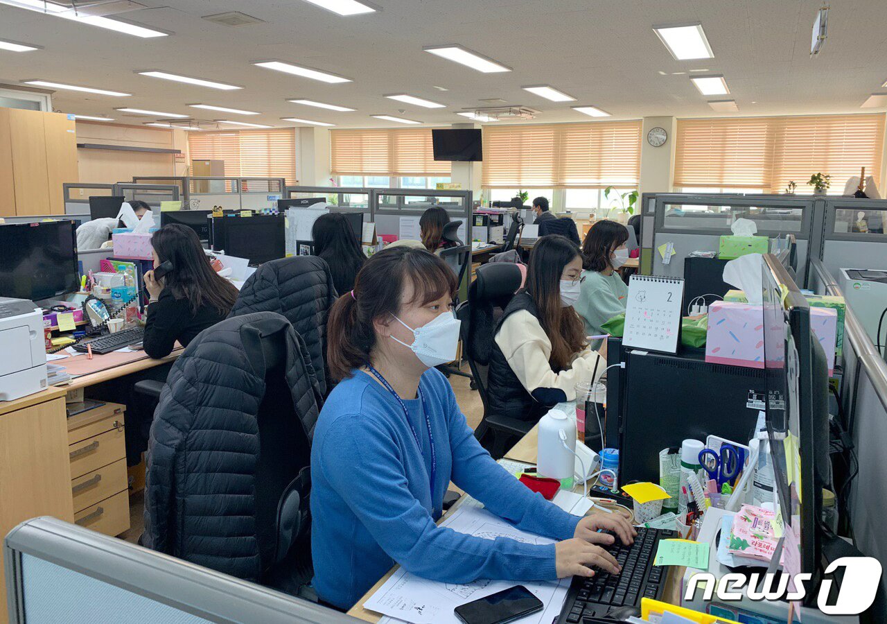 본문 이미지 - 설 명절을 맞은 11일 광주 북구보건소 직원들이 업무에 열중하고 있다. (독자제공)ⓒ News1