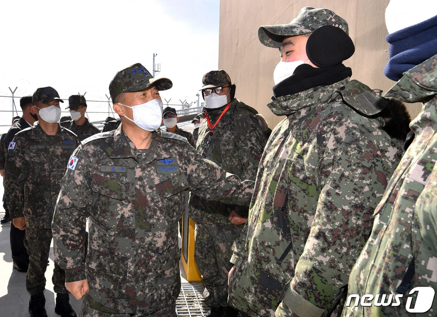 (서울=뉴스1) = 이성용 공군참모총장이 설날을 하루 앞둔 11일 공군 제8311부대와 제8785부대를 방문해 설 연휴와 혹한의 날씨 속에서도 확고한 군사대비태세 유지를 위해 최선 …