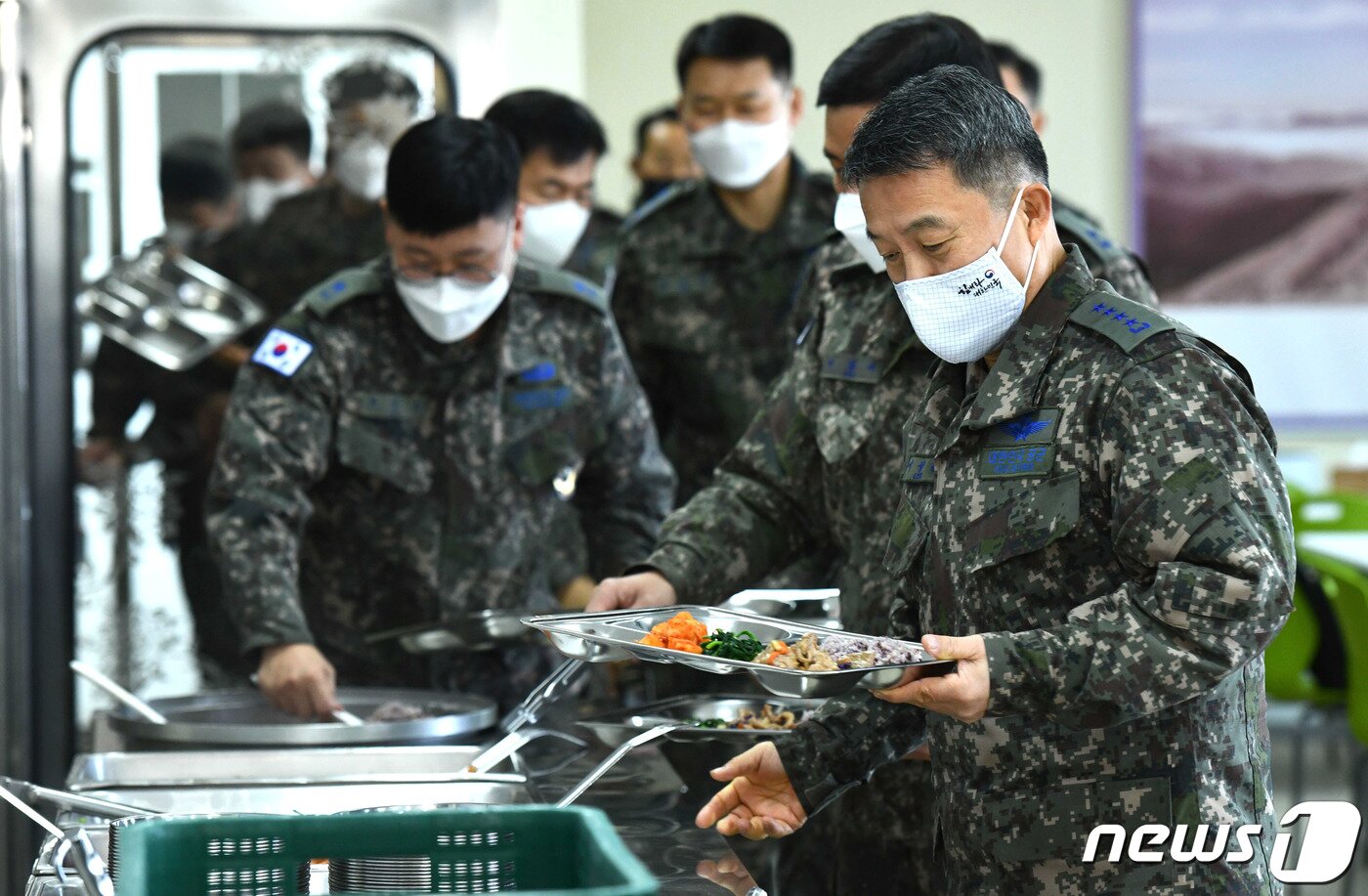 본문 이미지 - 이성용 공군참모총장이 설 연휴 첫날인 11일 공군 제8311부대와 제8785부대를 찾아 장병들과 함께 점심식사를 하기 위해 배식을 받고 있다. (공군 제공) 2021.2.11/뉴스1