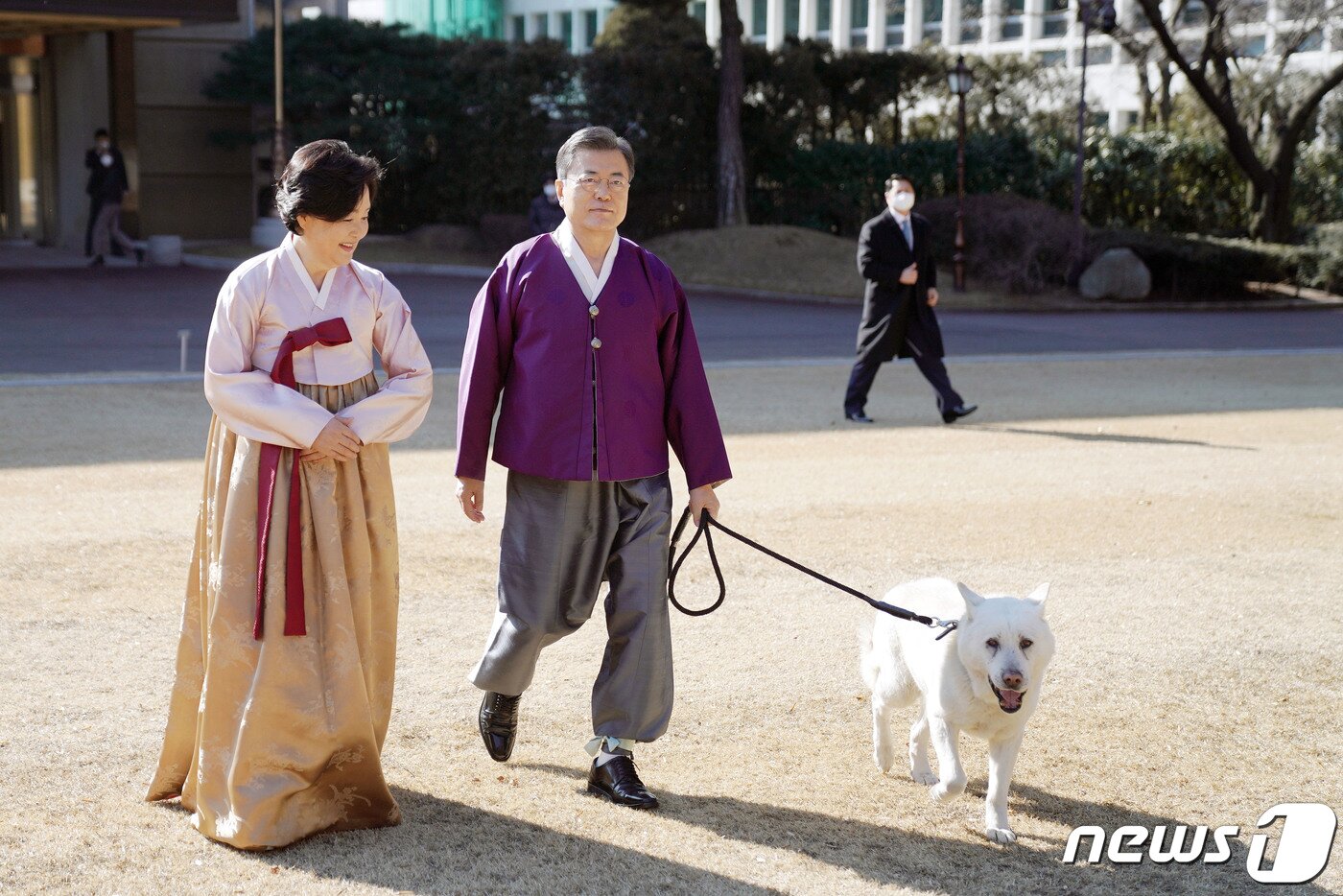 본문 이미지 - 문재인 대통령과 김정숙 여사가 설 명절을 맞아 새해 인사 영상 촬영을 위해 반려견과 함께 상춘재로 이동하고 있다. 2021.2.12.(청와대 제공)2021.2.12/뉴스1
