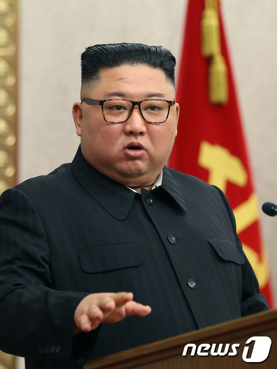 북한은 비판이나 도발없이 ‘멀리’있지만 그 존재가 눈에 띈다