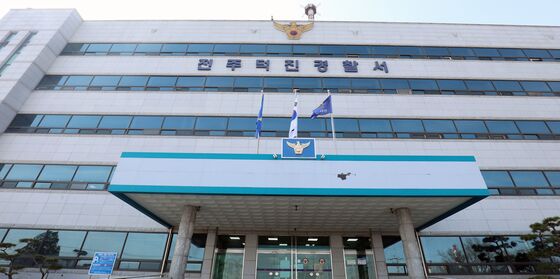 택시 들이받은 뒤 차 버리고 도주…경찰, 운전자 추적 중