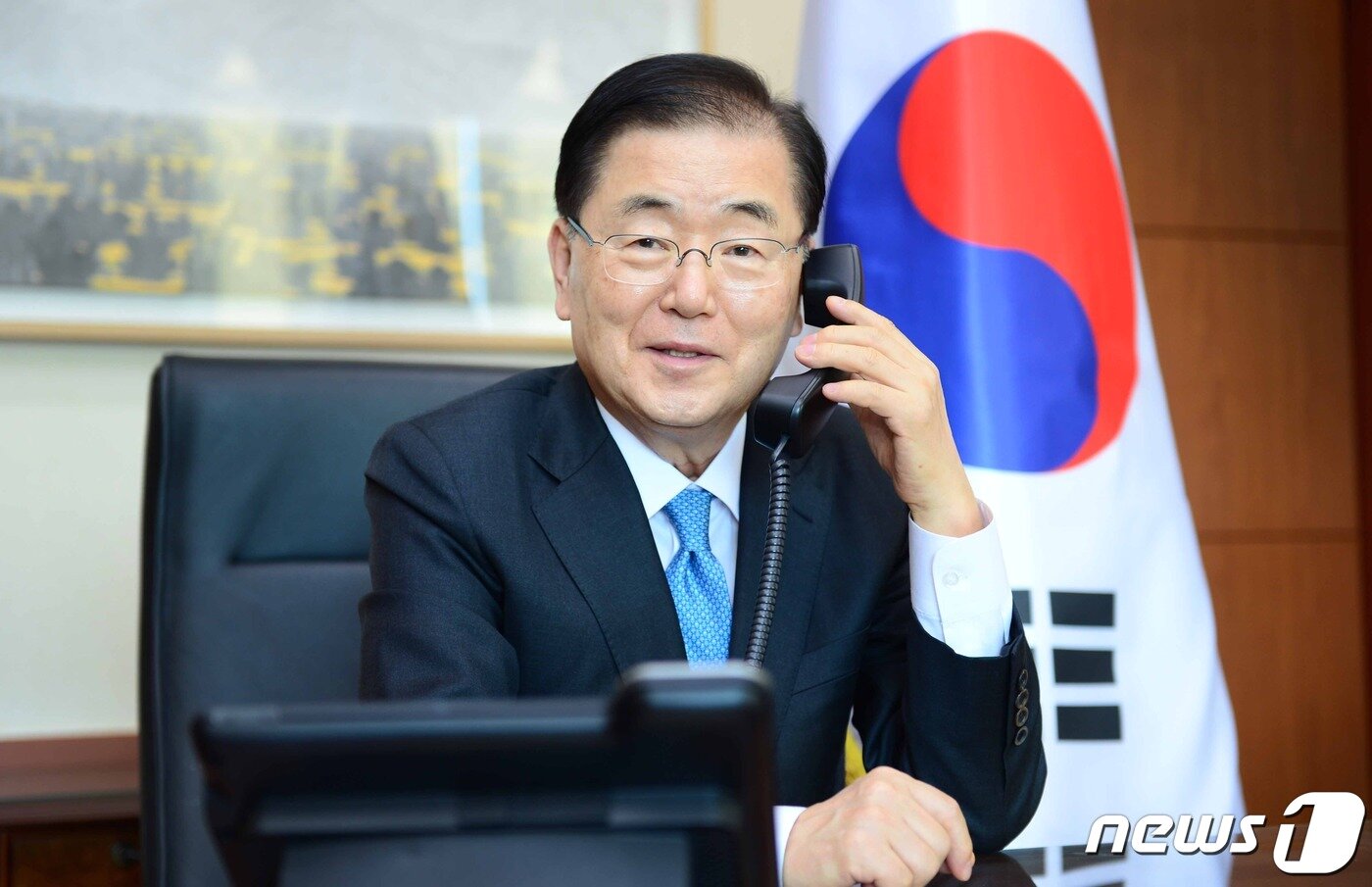 본문 이미지 - 정의용 외교부 장관이 통화하고 있는 모습. ⓒ 외교부 제공